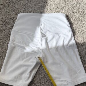 Lululemon 8” align white.